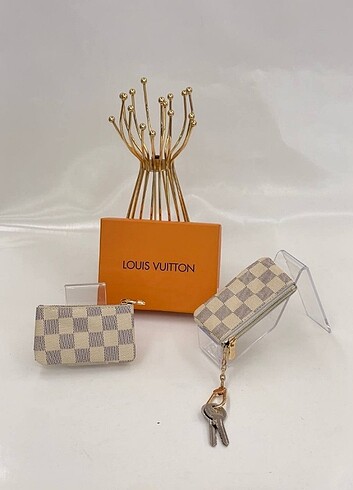 Louis Vuitton mini cüzdan.