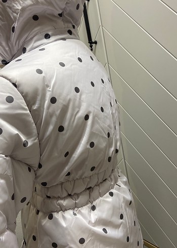 Kız Çocuk Beyaz Puantiyeli beli büzgülü kürklü Mont - Görsel 6
