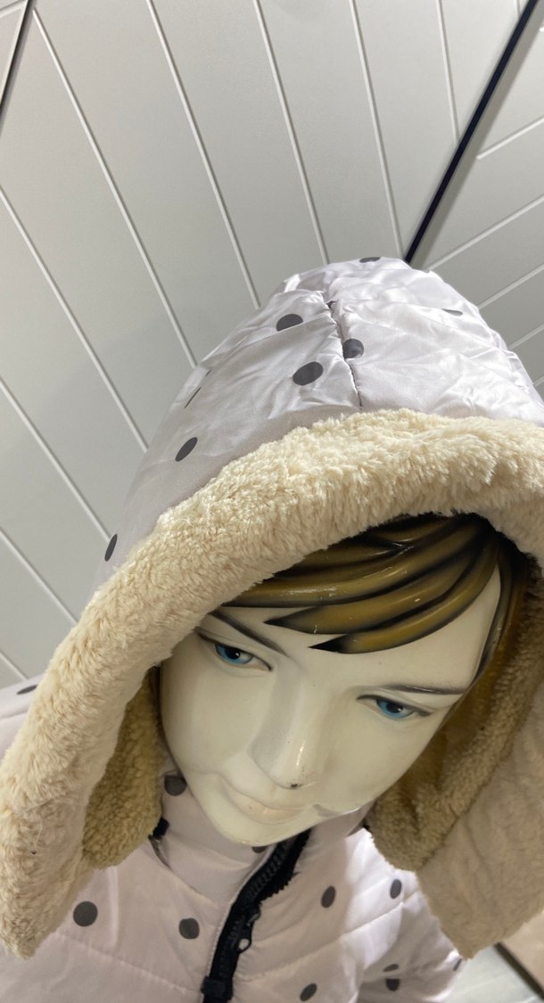 Kız Çocuk Beyaz Puantiyeli beli büzgülü kürklü Mont - Görsel 4