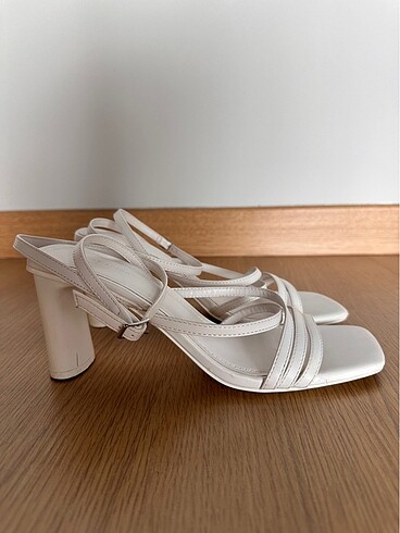 39 Beden beyaz Renk Bershka Topuklu Sandalet