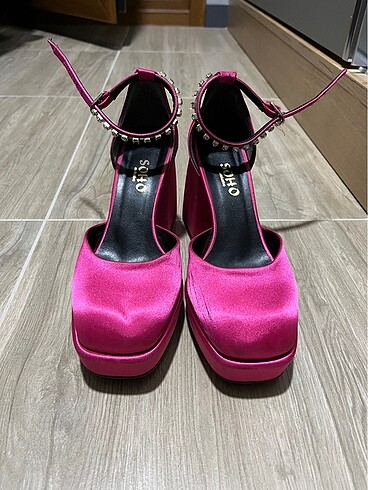 Pembe topuklu ayakkabı