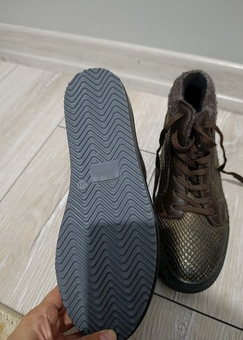 kahverengi kısa bot - Görsel 3