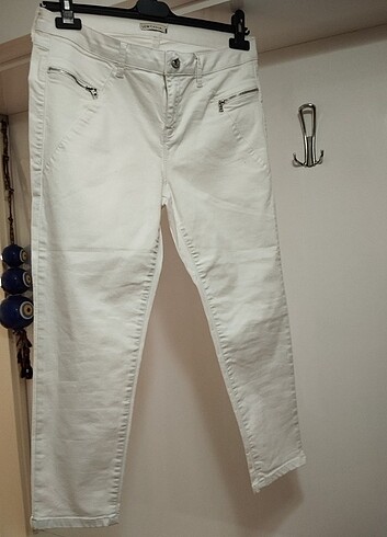 Beyaz likralı kapri pantolon