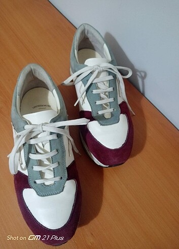 Shoes & More Sneaker