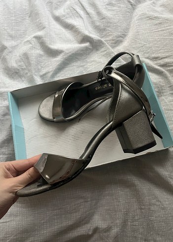 Gri Metal Tokalı Kadın Topuklu Sandalet - Görsel 2