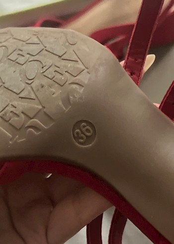 Kırmızı Süet Tokalı Kadın Topuklu Ayakkabı - Görsel 3