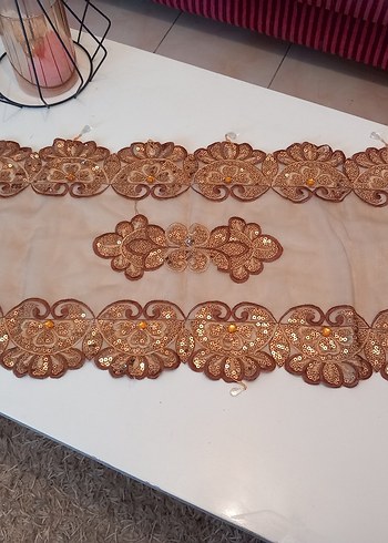 Bej İşlemeli Parlak Masa Örtüsü