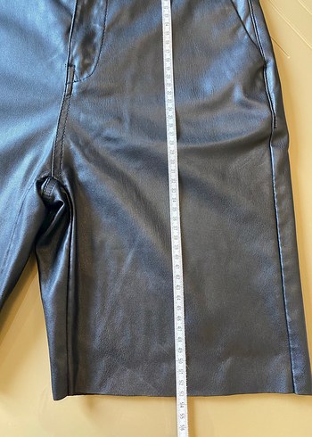 BERSHKASiyah Deri Mini Şort - Görsel 4