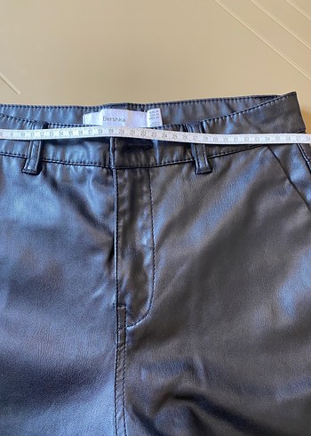 BERSHKASiyah Deri Mini Şort - Görsel 7