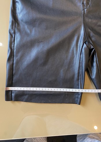 BERSHKASiyah Deri Mini Şort - Görsel 5