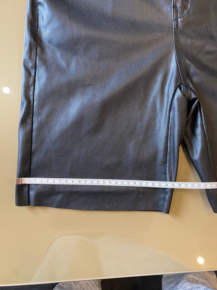 BERSHKASiyah Deri Mini Şort - Görsel 5