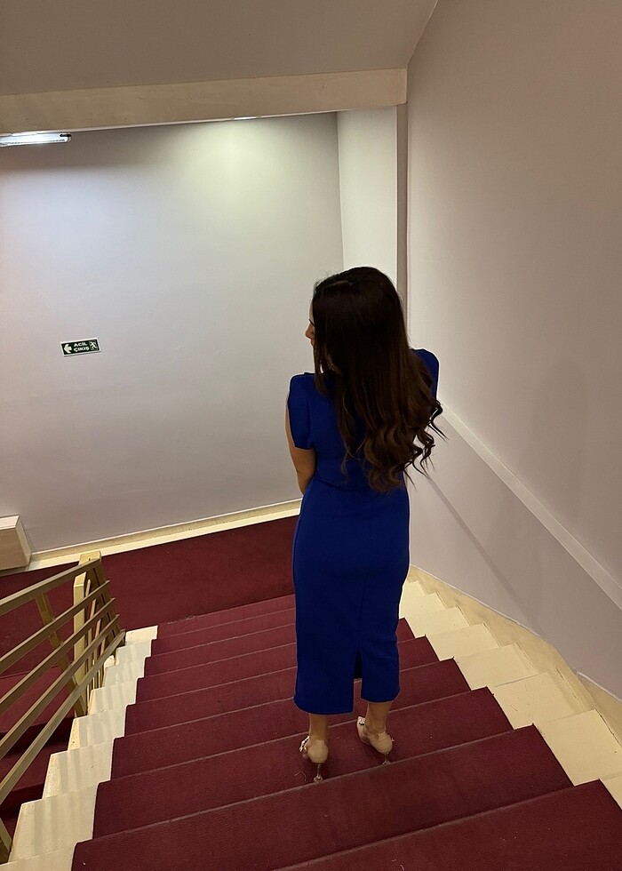 Kolları vatkalı ekru elbise - Görsel 2