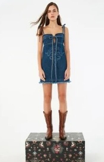 Zeynep tosun mavi lazer baskılı denim elbise