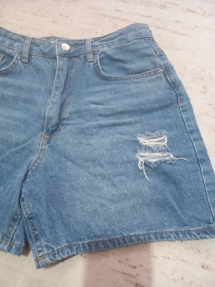 Mavi Yırtık Detaylı Bol Kesim Kot Şort - Görsel 4