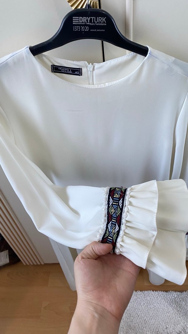 Uzun Beyaz Kadın Tunik, Fırfırlı Kol Detayı - Görsel 2