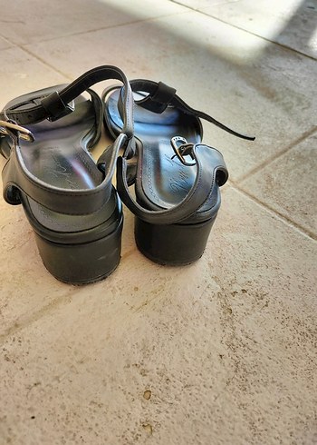 37 Beden Siyah Kadın Dolgu Topuklu Sandalet