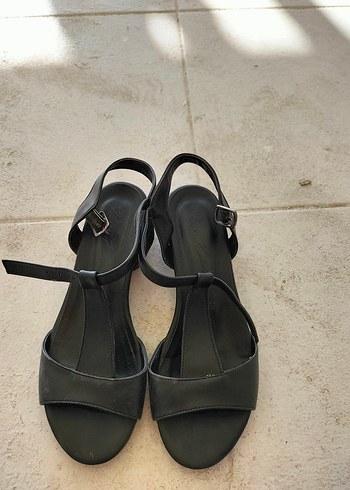 Siyah Kadın Dolgu Topuklu Sandalet