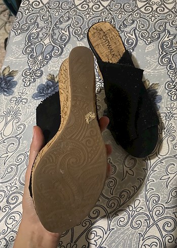 Siyah Nakışlı Dolgu Topuk Kadın Terlik - Görsel 5