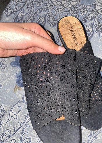 Siyah Nakışlı Dolgu Topuk Kadın Terlik - Görsel 6