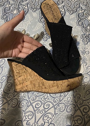 Siyah Nakışlı Dolgu Topuk Kadın Terlik - Görsel 3