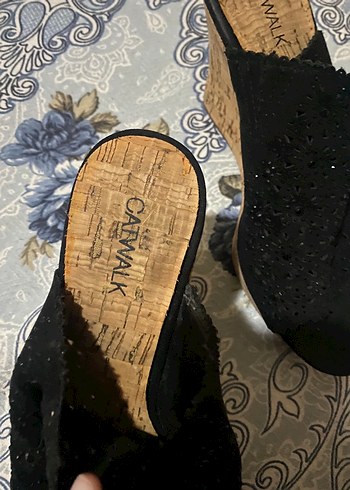 Siyah Nakışlı Dolgu Topuk Kadın Terlik - Görsel 4