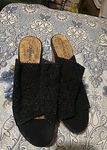 37 Beden Siyah Nakışlı Dolgu Topuk Kadın Terlik