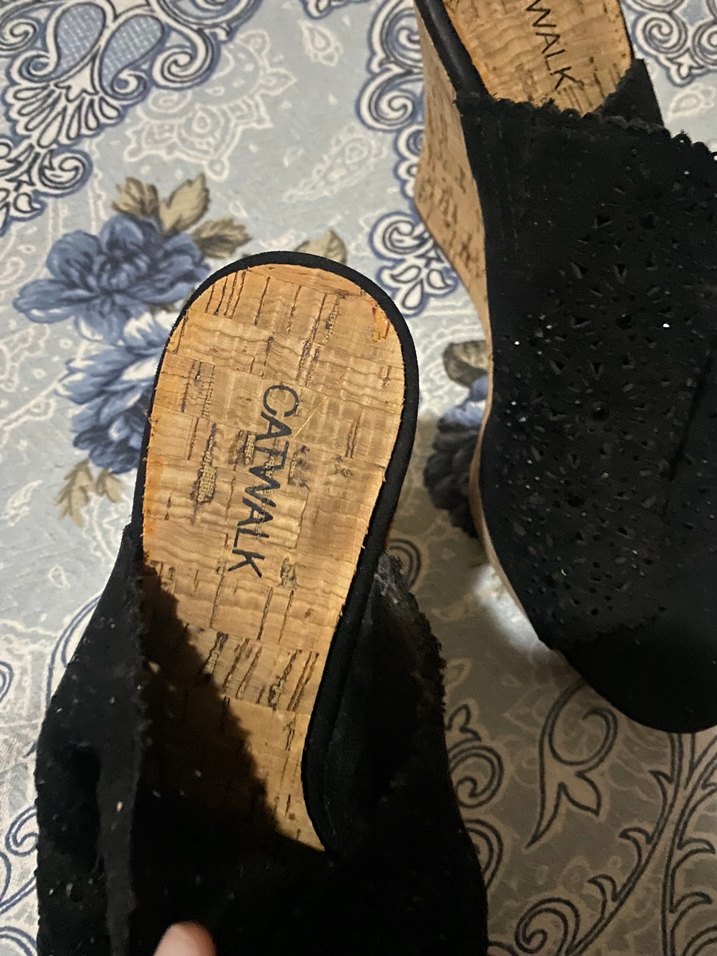 Siyah Nakışlı Dolgu Topuk Kadın Terlik - Görsel 4