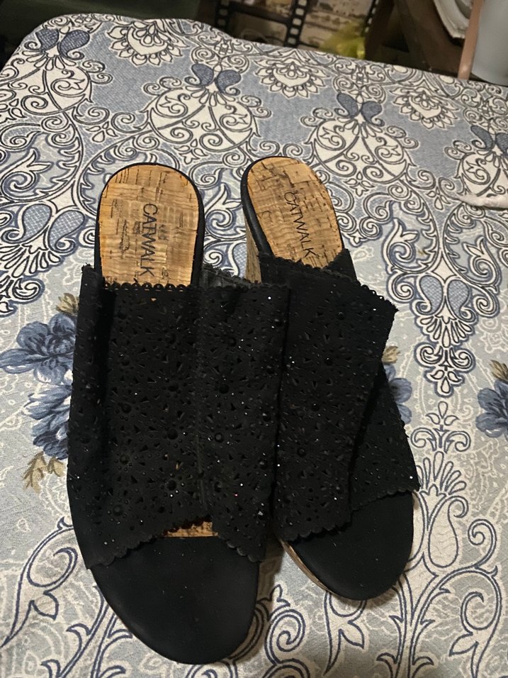 Siyah Nakışlı Dolgu Topuk Kadın Terlik - Görsel 2