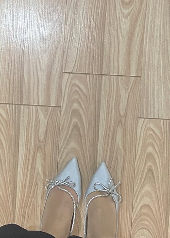 Beyaz Saten Fiyonklu İnce Topuklu Kadın Ayakkabı - Görsel 3