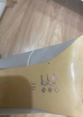 Gri Beyaz Pileli Stiletto Kadın Topuklu Ayakkabı - Görsel 4