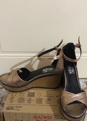 Altın Renkli Yılan Derisi Desenli Dolgu Topuklu Kadın Ayakkabı - Görsel 3