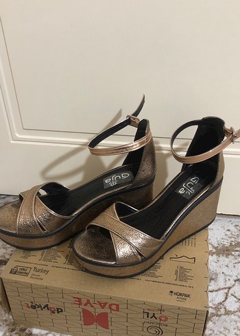 Altın Renkli Yılan Derisi Desenli Dolgu Topuklu Kadın Ayakkabı - Görsel 2