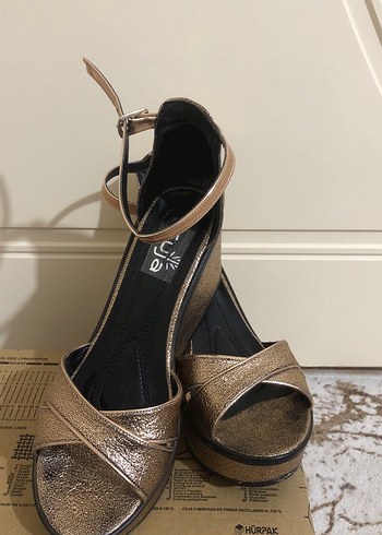 Altın Renkli Yılan Derisi Desenli Dolgu Topuklu Kadın Ayakkabı - Görsel 5