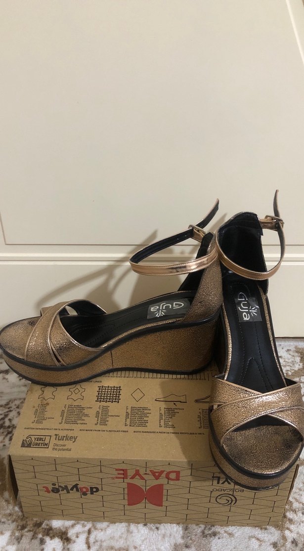 Altın Renkli Yılan Derisi Desenli Dolgu Topuklu Kadın Ayakkabı - Görsel 3
