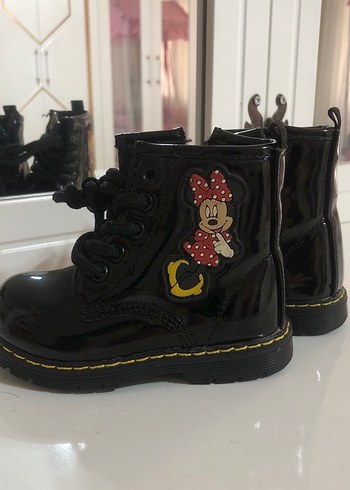 Parlak Siyah Kız Çocuk Botları Minnie Nakışlı - Görsel 2