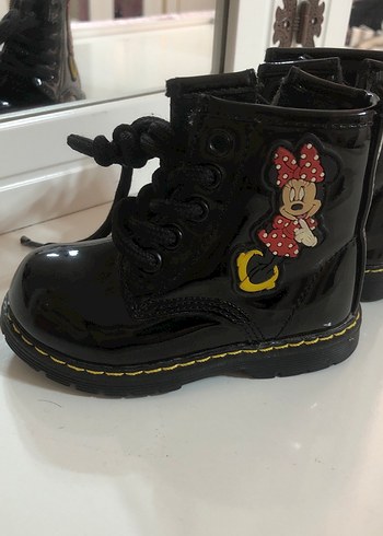 Parlak Siyah Kız Çocuk Botları Minnie Nakışlı - Görsel 3