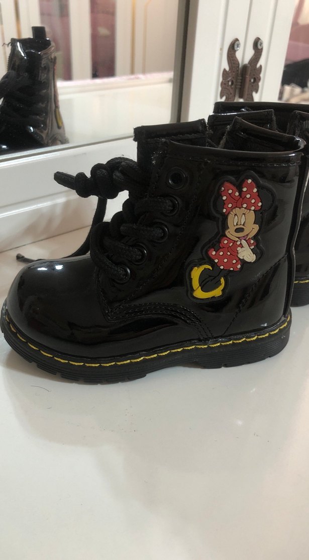 Parlak Siyah Kız Çocuk Botları Minnie Nakışlı - Görsel 3