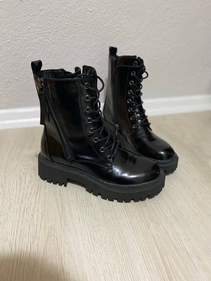 Siyah Kadın Bot - Görsel 2