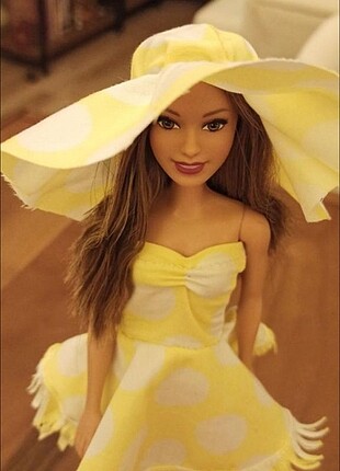 2 adet Barbie bebek ve kombinleri