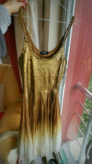 altın rengi payetli elbise 