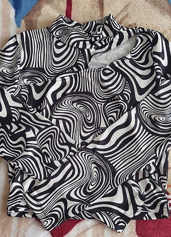 Siyah beyaz desenli crop bluz