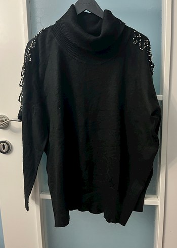 Siyah Boğazlı Oversize Örgü Kazak