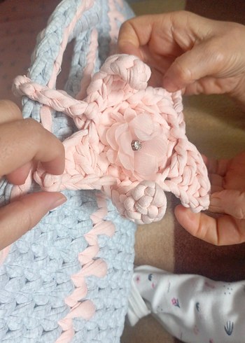 Gri ve pastel renkli örgü bebek sepeti - Görsel 4