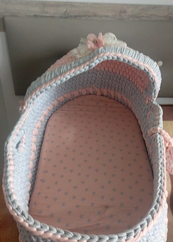 Gri ve pastel renkli örgü bebek sepeti - Görsel 5