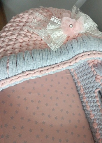 Gri ve pastel renkli örgü bebek sepeti - Görsel 3