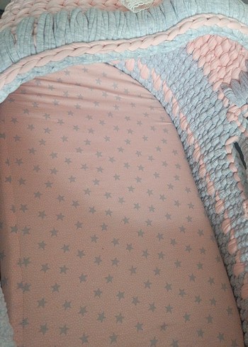 Gri ve pastel renkli örgü bebek sepeti - Görsel 2