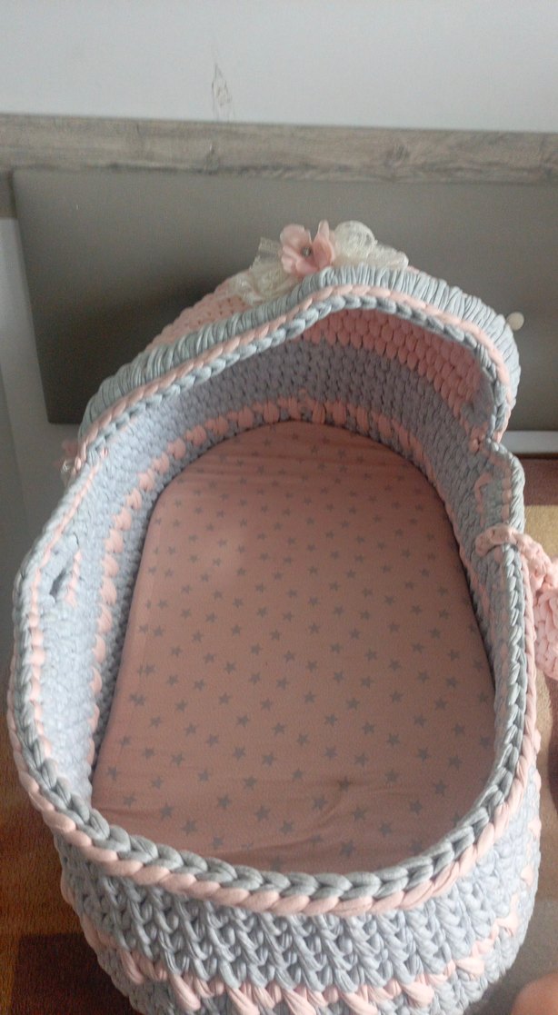 Gri ve pastel renkli örgü bebek sepeti - Görsel 5