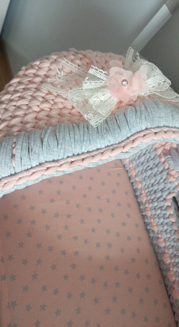 Gri ve pastel renkli örgü bebek sepeti - Görsel 3