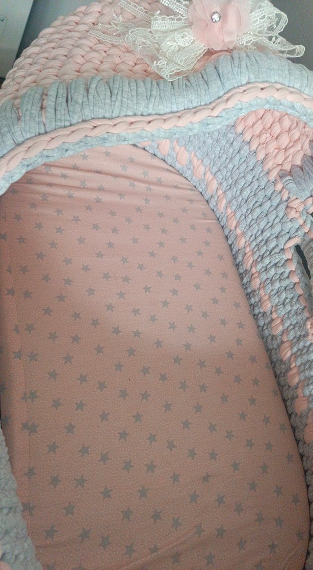 Gri ve pastel renkli örgü bebek sepeti - Görsel 2