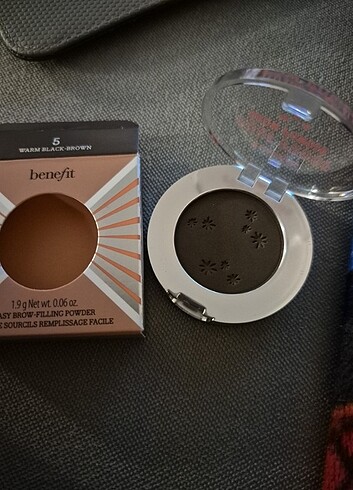  Beden Benefit kaş pudrası 